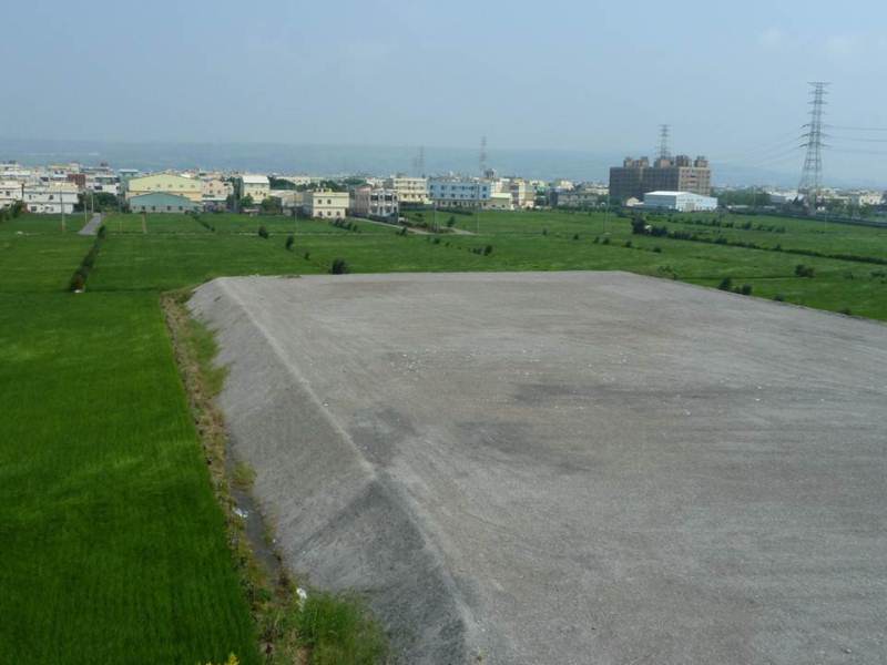 20110411-parking area with bottom ash.JPG