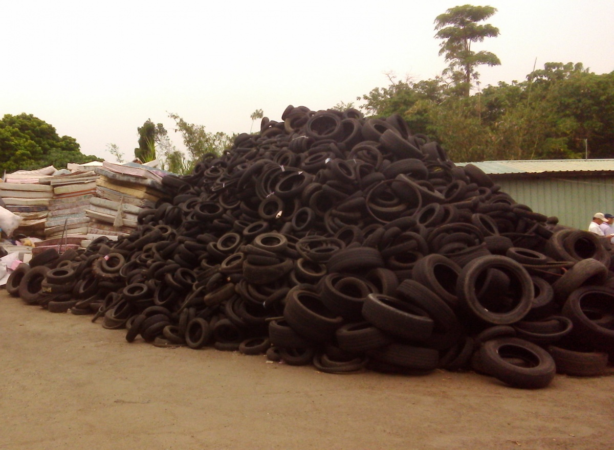 20161110-piled_tires.jpg